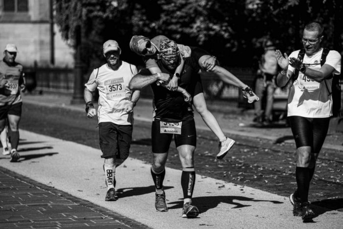 Ilustračný obrázok k článku Policajt HRDINOM maratónu: Zranenej bežkyni splnil sen, pochválil ho aj Mikulec
