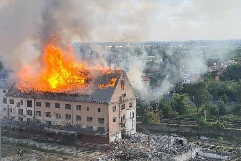 Ilustračný obrázok k článku Obrovský požiar v Bratislave: Na mieste sú desiatky hasičov s výškovou technikou