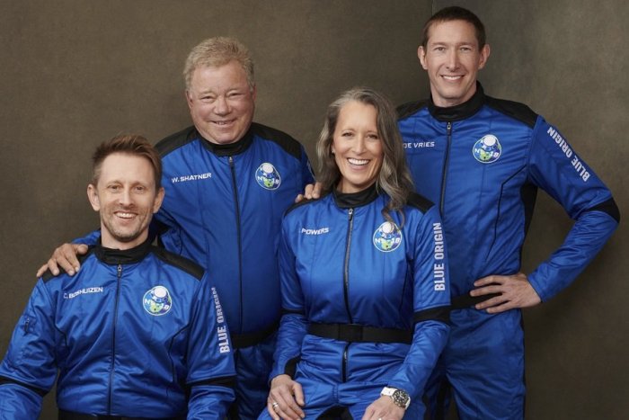 Ilustračný obrázok k článku Let Blue Origin bol úspešný: Hranicu vesmíru prekonal aj 90-ročný kapitán Kirk