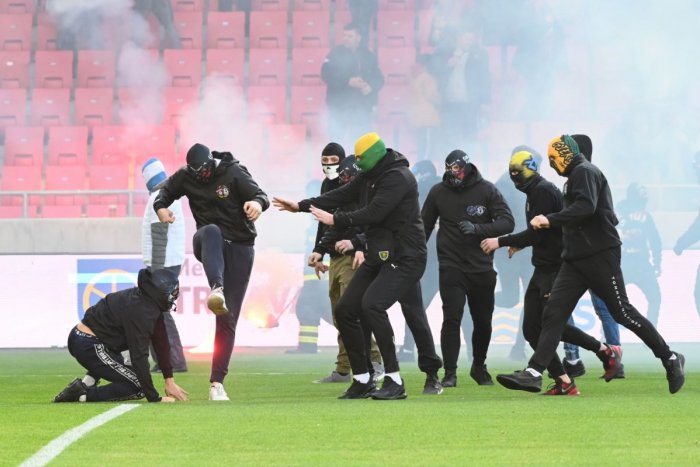 Ilustračný obrázok k článku Polícia má jasno v tom, KTO zlyhal vo futbalovom derby! Boli začaté trestné stíhania