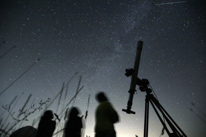 Ilustračný obrázok k článku Zdvihnite hlavy k nebu: Na jesennej oblohe vrcholí krásny meteorický roj