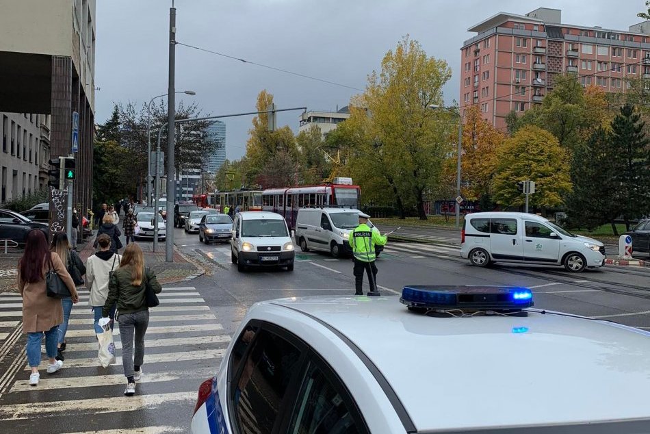 Ilustračný obrázok k článku POPLACH na rušnej ulici v Bratislave: Pred policajným prezídiom zasahuje pyrotechnik!