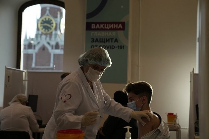 V Rusku schválili novú vakcínu Sputnik M. Dostane ju mládež!