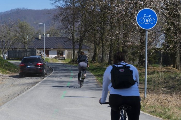Ilustračný obrázok k článku Veľká ZMENA pre cyklistov aj vodičov: Šoféri ich budú musieť obchádzať na 1,5 metra