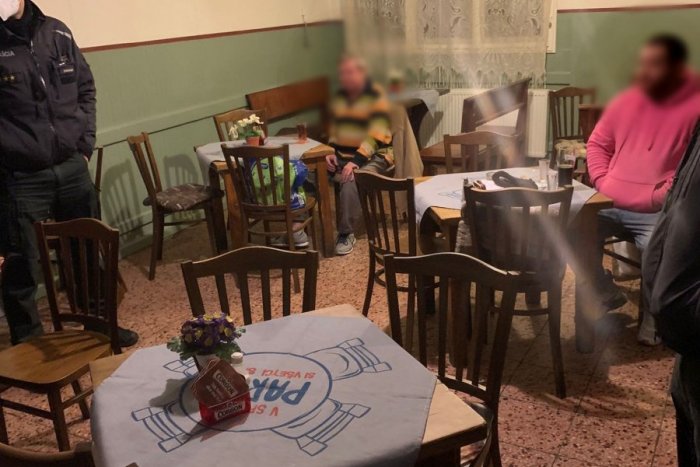 Ilustračný obrázok k článku Majiteľ podniku skončil v policajnej CELE: Alkoholom hostil zákazníkov napriek ZÁKAZU