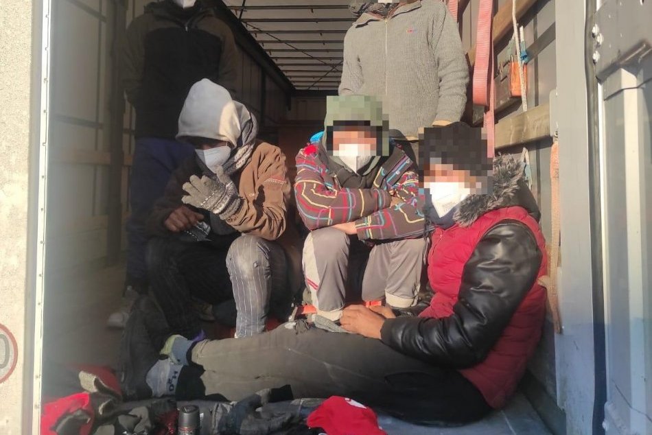 Vodič kamióna začul z návesu hlasy: Ukrývali sa tam migranti z Maroka, jeden maloletý