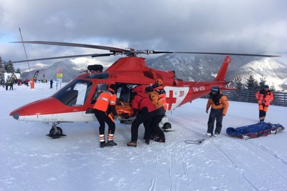 Ilustračný obrázok k článku Horskí a leteckí záchranári pomáhali mladej snowbordistke