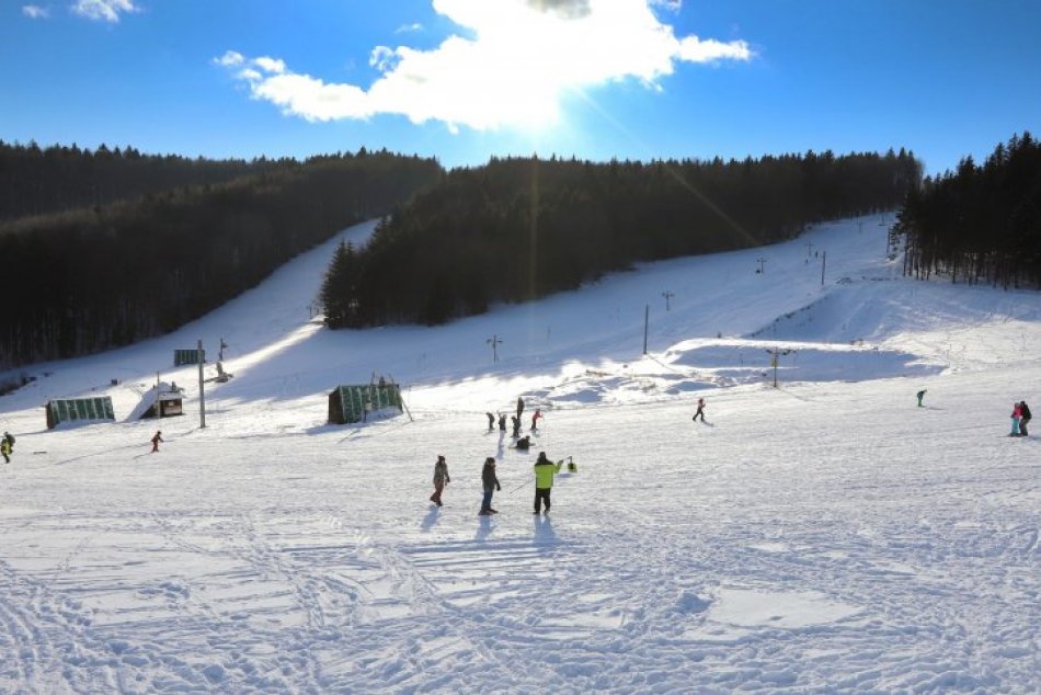 Ilustračný obrázok k článku KOMPLETNÝ prehľad lyžiarskych stredísk: Otvorených je ich už 50! KOĽKO tam majú snehu?