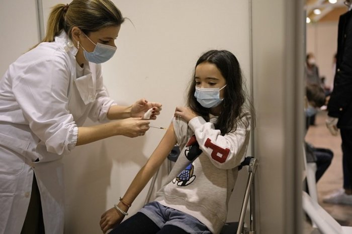 Ilustračný obrázok k článku SPÚŠŤA sa očkovanie treťou dávkou pre NEPLNOLETÉ deti: Ako ich prihlásite?