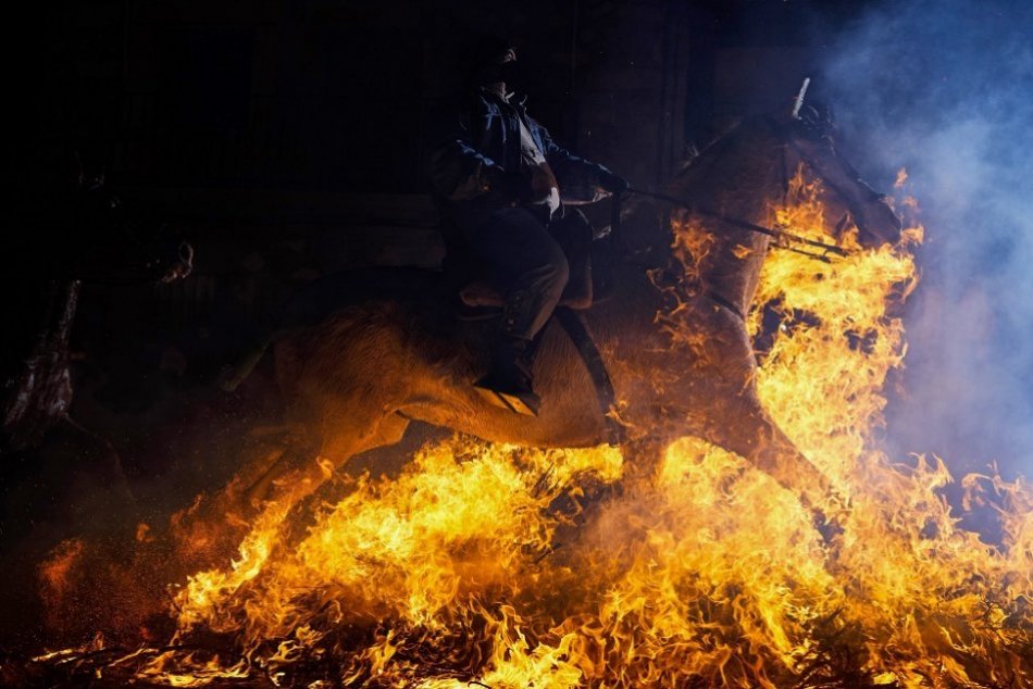 Ilustračný obrázok k článku Aktivisti sú zhrození: V Španielsku obnovili starobylý rituál skákania koní cez oheň