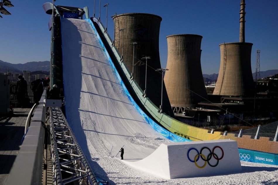 Ilustračný obrázok k článku Olympiáda na čínsky spôsob: Akrobatickí lyžiari súťažia v areáli bývalej OCELIARNE!