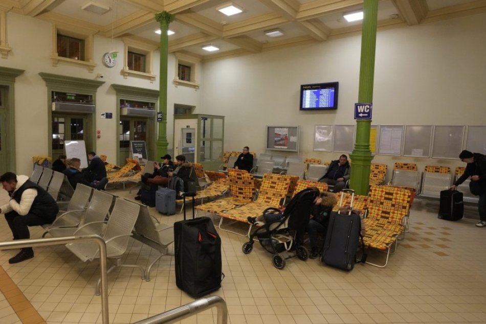 Hala železničnej stanice v poľskom meste Przemysl s pridanými lôžkami pre ľudí z Ukrajiny.