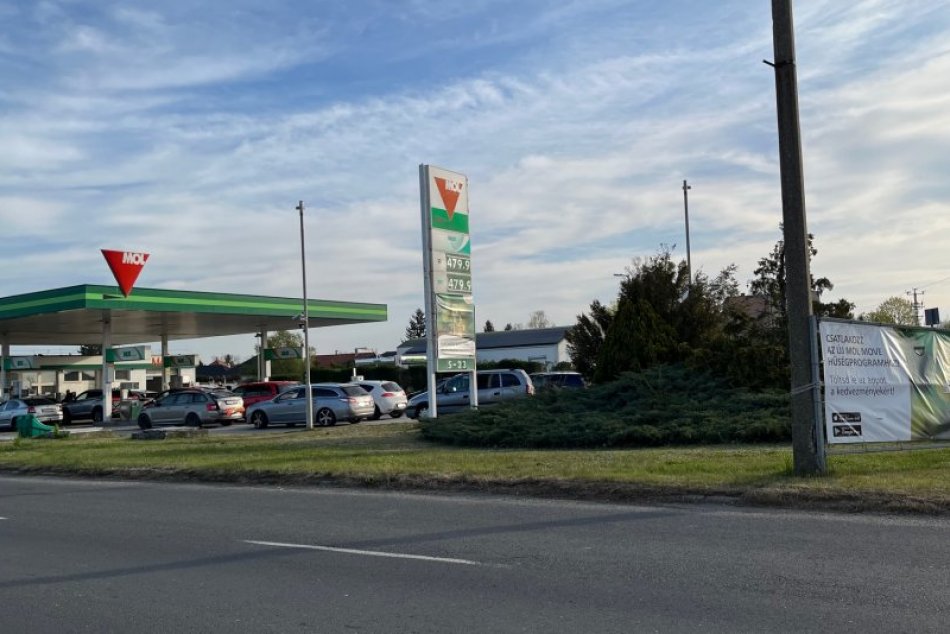 Ilustračný obrázok k článku Slovák chcel natankovať lacný benzín v Maďarsku: Vymenil si značky za falošné