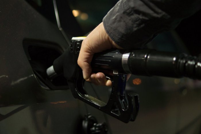 Ilustračný obrázok k článku Vodiči, TANKUJETE naftu? Pripravte sa, znovu si na benzínkach PRIPLATÍTE!