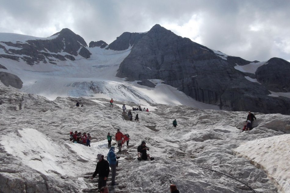 Ilustračný obrázok k článku SMRTIACA lavína v Alpách: Uvoľnený ľadovec zabil minimálne šesť turistov, VIDEO