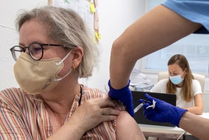 Ilustračný obrázok k článku Slovensko bojuje proti covidu: Spustilo sa očkovanie ŠTVRTOU dávkou! Kto má prednosť?