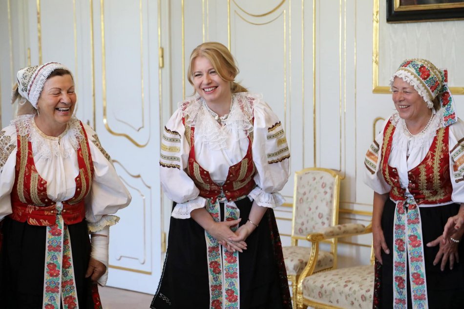 Ilustračný obrázok k článku Čaputová sa predviedla v NETRADIČNOM outfite: POZRITE, prezidentka si obliekla kroj! FOTO