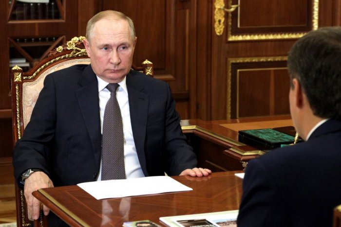 Ilustračný obrázok k článku Rozpadá sa nám Putin pred očami? ČUDNÉ POHYBY, šéfa Kremľa zrádzajú vlastné ruky!