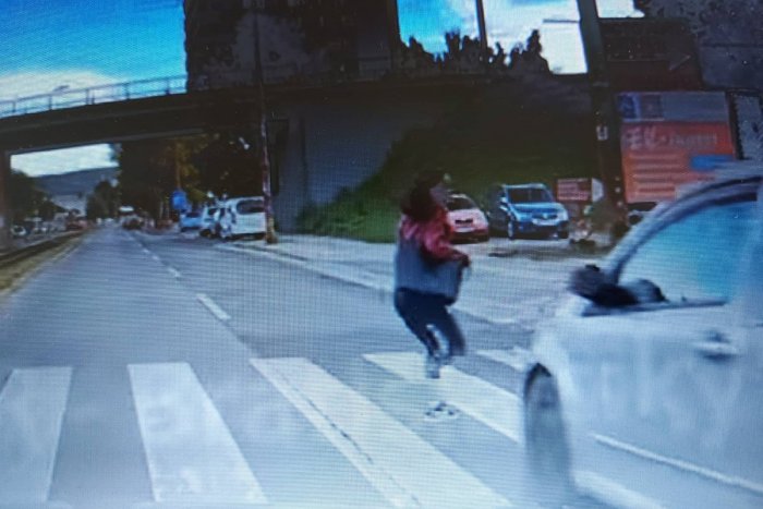 Ilustračný obrázok k článku DESIVÉ video, z ktorého naskakujú zimomriavky: Ženu ZRAZILO auto priamo na priechode!