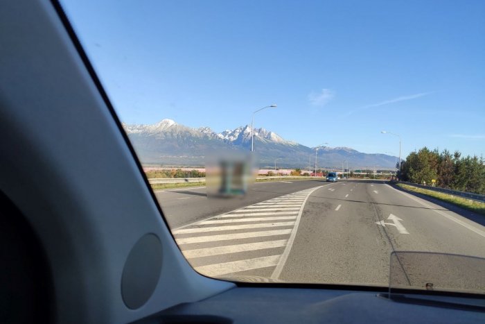 Ilustračný obrázok k článku Šok pri odbočke na letisko v Poprade: Vodiči priamo na ceste čelili nečakanej KURIOZITE!