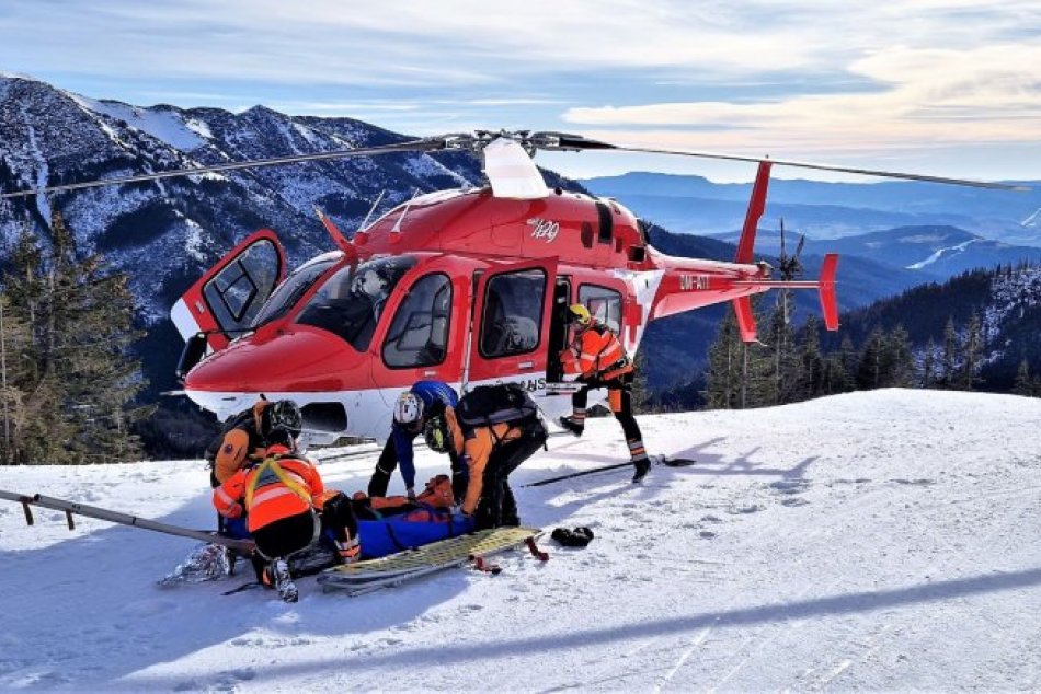 Ilustračný obrázok k článku Američanka na svahu v Jasnej ZRÁMOVALA dvoch lyžiarov: Musel pre ňu vzlietnuť vrtuľník