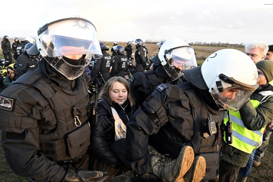 Ilustračný obrázok k článku Greta Thunbergová skončila v rukách polície: Počas zásahu mala úsmev na tvári, FOTO