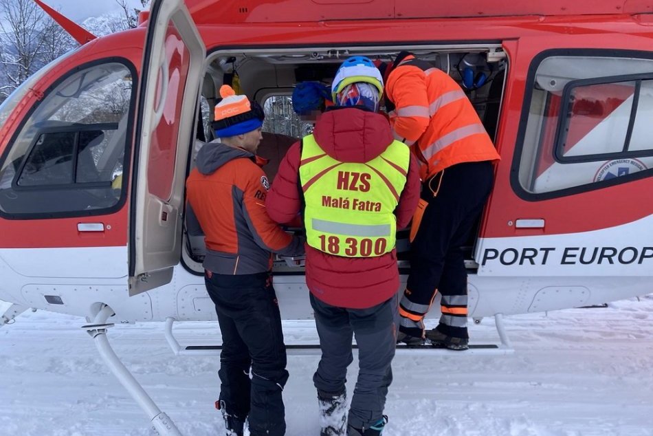 Ilustračný obrázok k článku POPLACH na lyžiarskom svahu: Tínedžer utrpel VÁŽNY úraz hlavy, musel zasahovať vrtuľník!