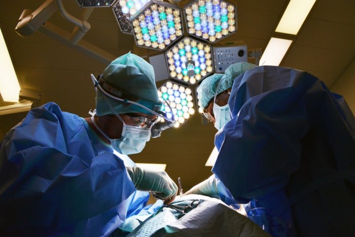 Ilustračný obrázok k článku Chýbal personál, chirurgovi pri amputácii asistovala UPRATOVAČKA! Nemocnica sa ospravedlnila