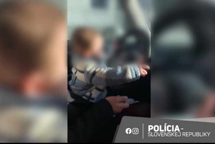 Ilustračný obrázok k článku Policajti nechápali: Matka nechala šoférovať BATOĽA! Videom sa pochválila na Facebooku