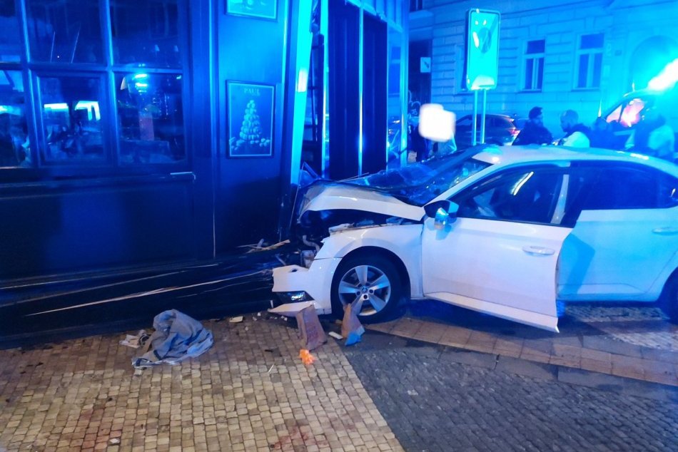 Ilustračný obrázok k článku Hrozivá nehoda v Prahe, hlásili 5 zranených! Vodič autom vrazil do ľudí, mal mať záchvat