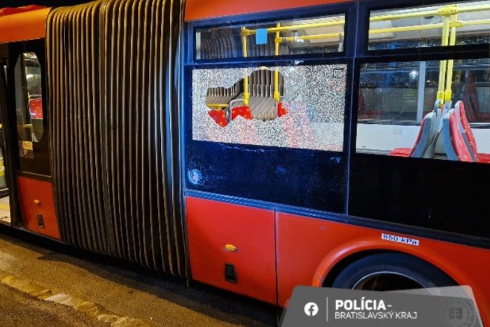Ilustračný obrázok k článku Bolo mu to TREBA? Jeden z fanúšikov rozbil okno na autobuse, skončil na polícii! FOTO
