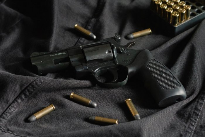 Ilustračný obrázok k článku Rodinná TRAGÉDIA: Trojročné dievčatko našlo doma pištoľ a vystrelilo na 4-ročnú sestru