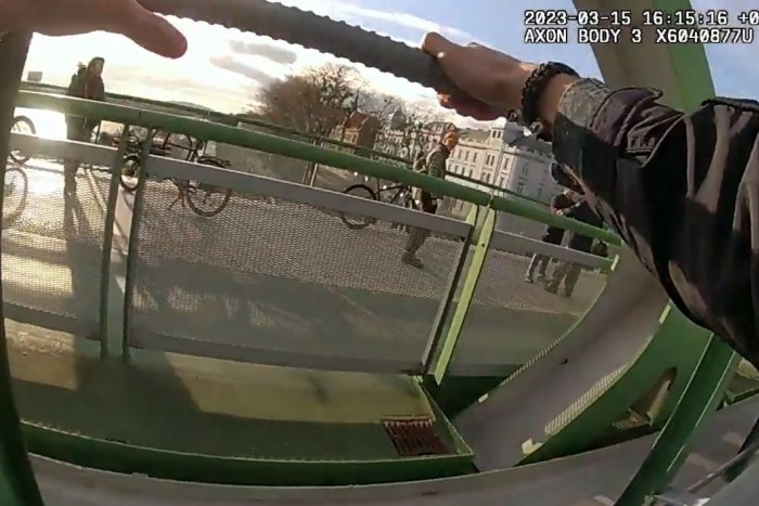 Ilustračný obrázok k článku Autentické VIDEO zo zásahu polície: Zúfalý muž chcel ukončiť život skokom do Dunaja