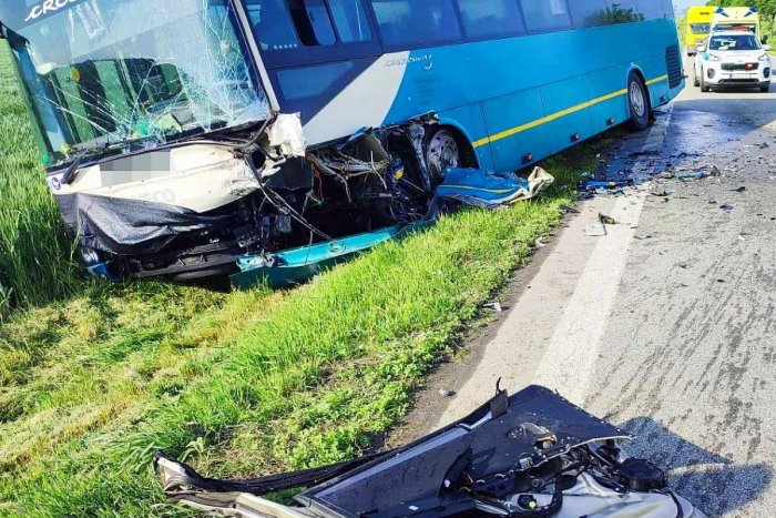 Ilustračný obrázok k článku TRAGICKÁ nehoda autobusu s osobným autom! Z miesta hlásia OBEŤ aj zranené DETI
