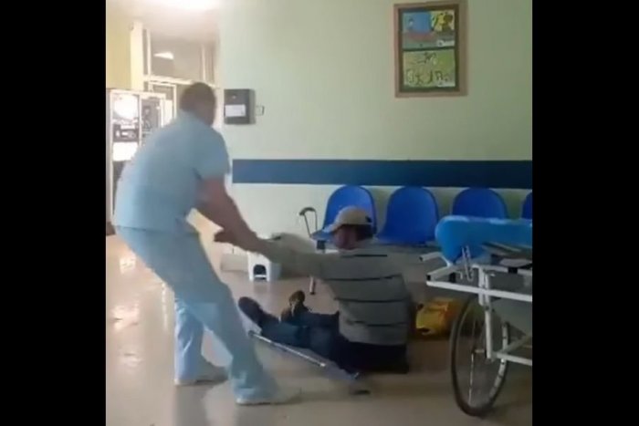 Ilustračný obrázok k článku VIDEO z košickej nemocnice pohoršilo ľudí: Zdravotník surovo ŤAHAL muža po zemi!