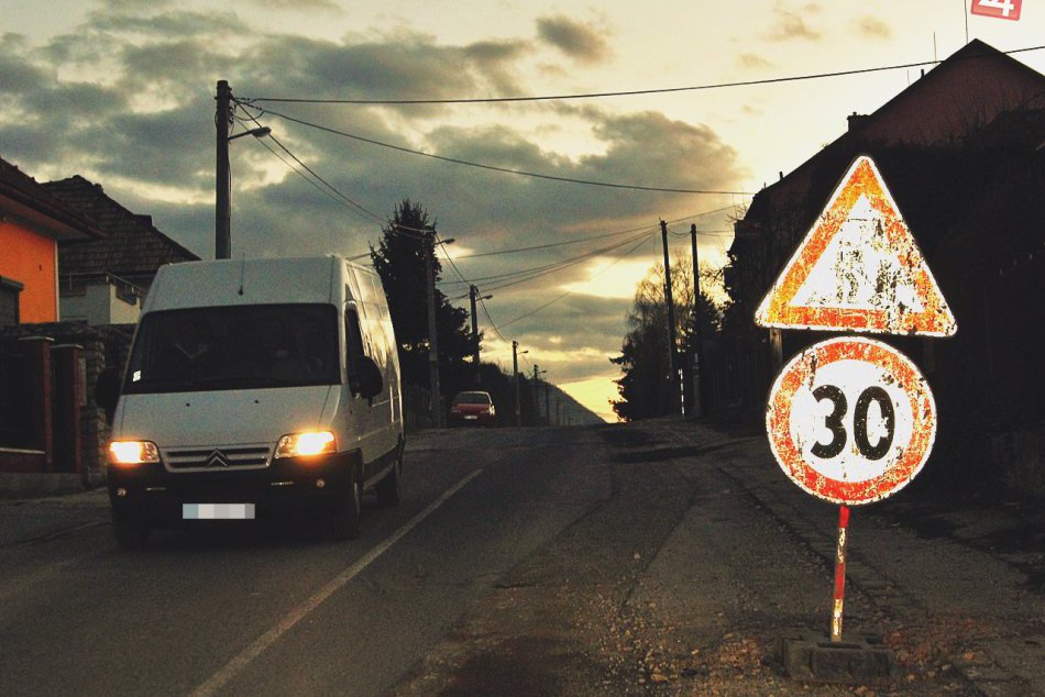 Obrazom: Havarijný stav cestnej komunikácie na Páterovej ulici v Rožňave!