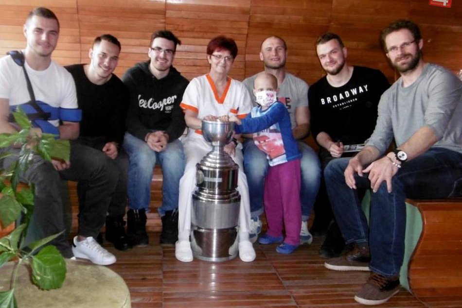 V OBRAZOCH: Bystrickí hokejisti potešili choré detičky
