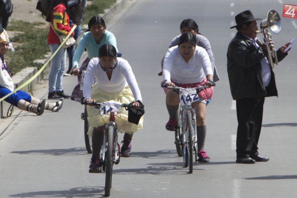 V Bolívii si domorodé ženy užili netradičné bicyklové preteky