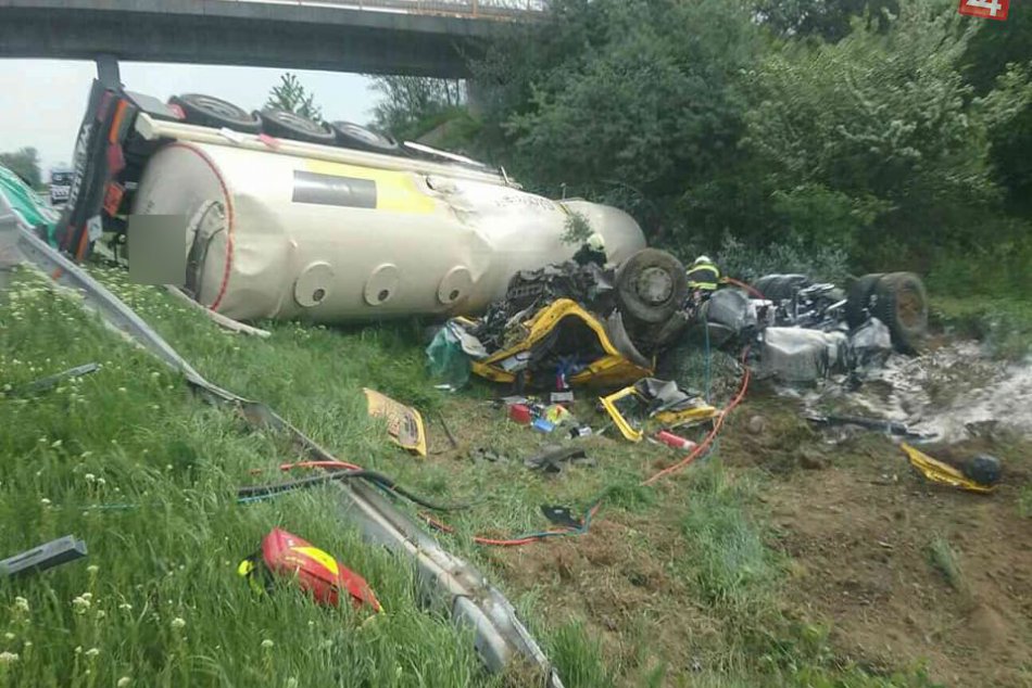 Tragická nehoda na diaľnici: Cisterna sa prevrátila mimo cestu