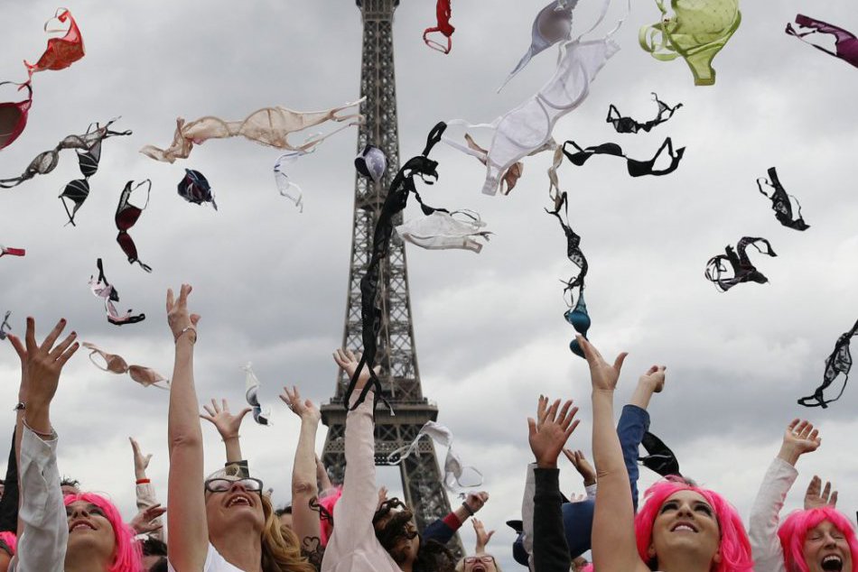 KURIOZITA DŇA: Keď Parížom lietajú podprsenky