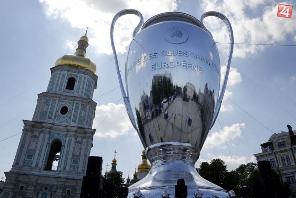 Pred Katedrálou Sofia v Kyjeve stojí obrovská replika trofeje Ligy majstrov