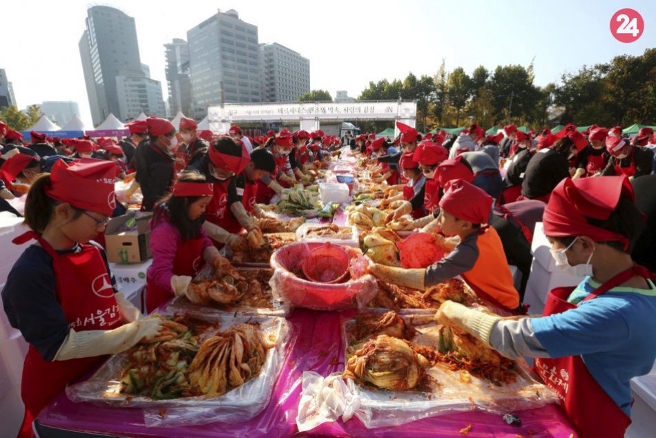 3000 Kórejčanov vyrába tradičné jedlo, darujú ho chudobným