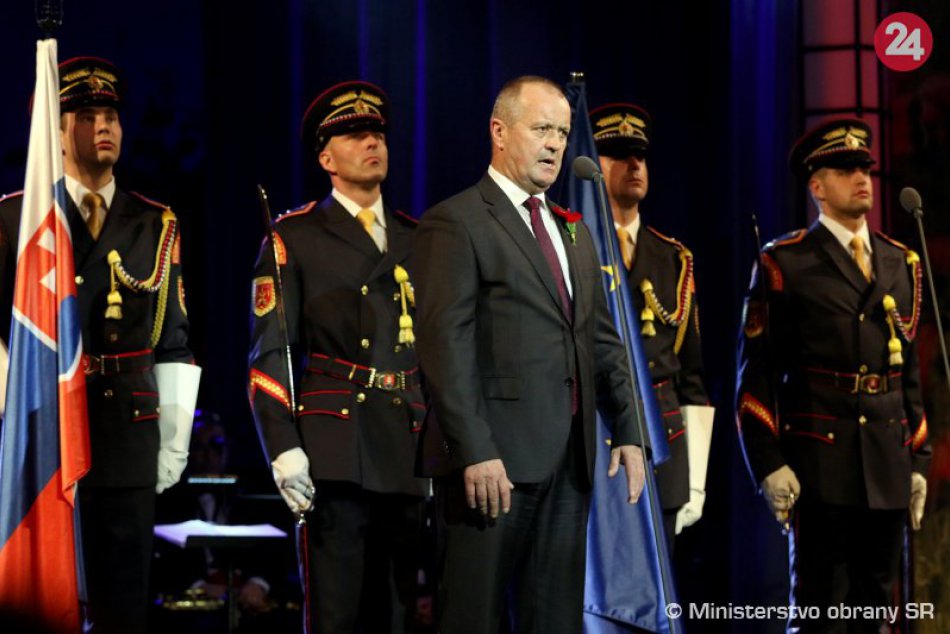 V OBRAZOCH: Prezident SR a minister obrany ocenili v opere vojnových veteránov