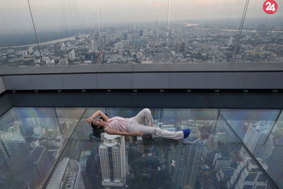 V Thajsku si vychutnáte pohľad cez sklenenú podlahu mrakodrapu