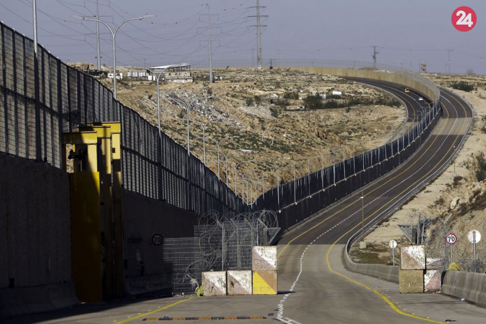Izrael otvoril novú diaľnicu: Izraelských a palestínskych vodičov oddeľuje múr