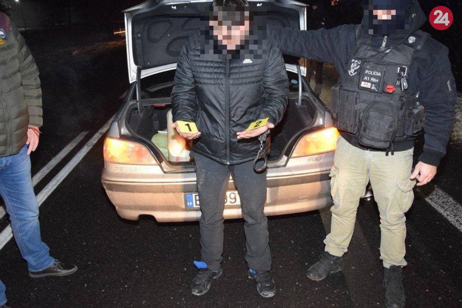 V rukách polície skončila dvojica, ktorá mala vykrádať byty po celom Slovensku