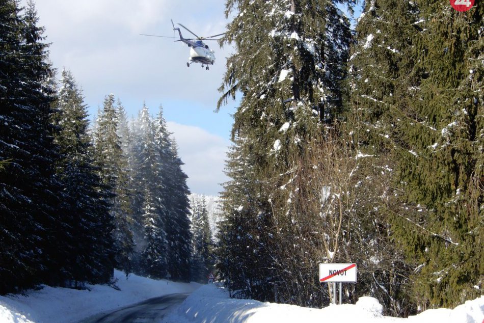 Vrtuľník pomáhal pri zhadzovaní snehu zo stromov na Orave