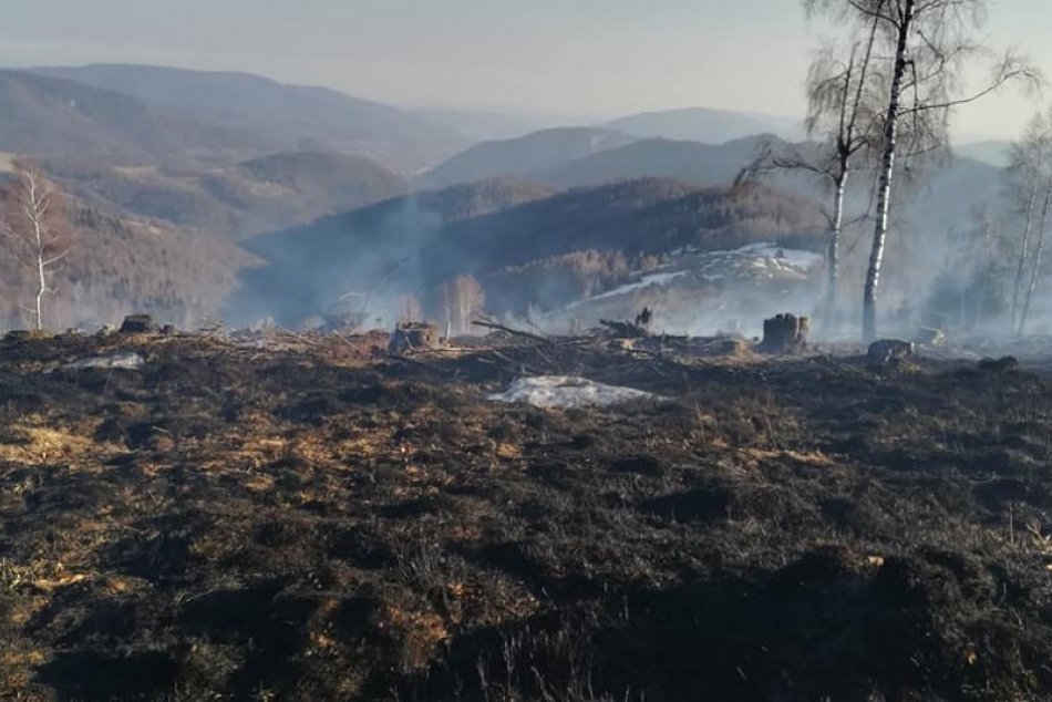 V Tisovci horí trávnatý porast: S požiarom sa pasujú desiatky hasičov