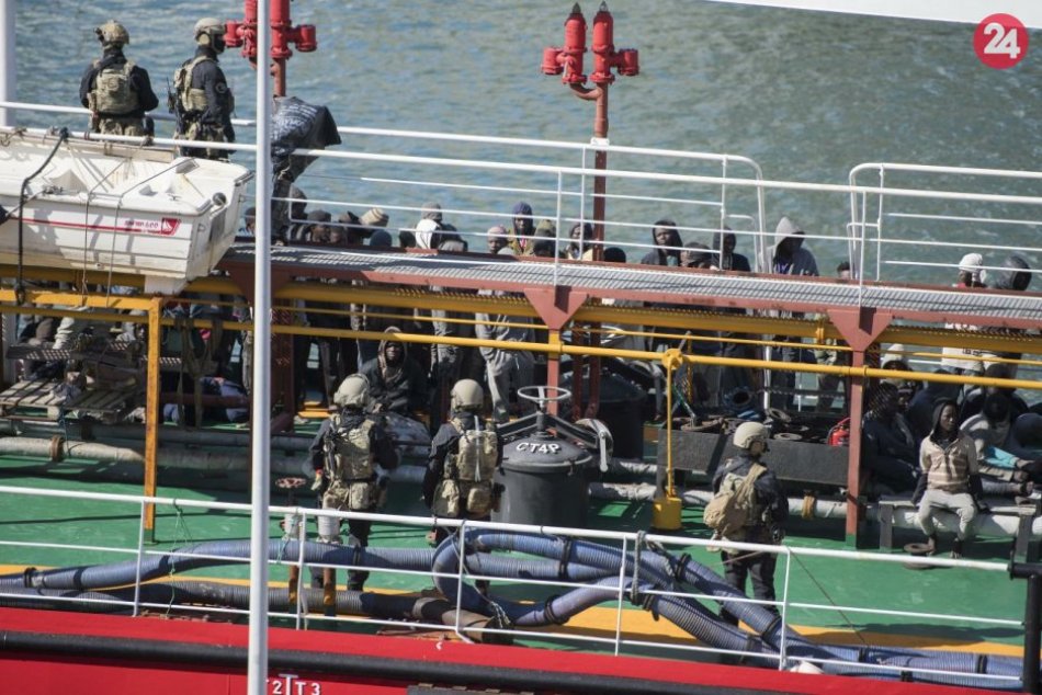 Loď pomohla migrantom, tí ju uniesli