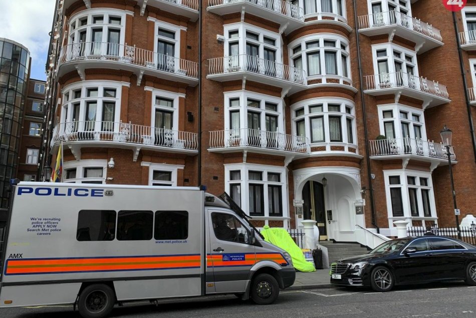 Britská polícia zatkla Juliana Assangea